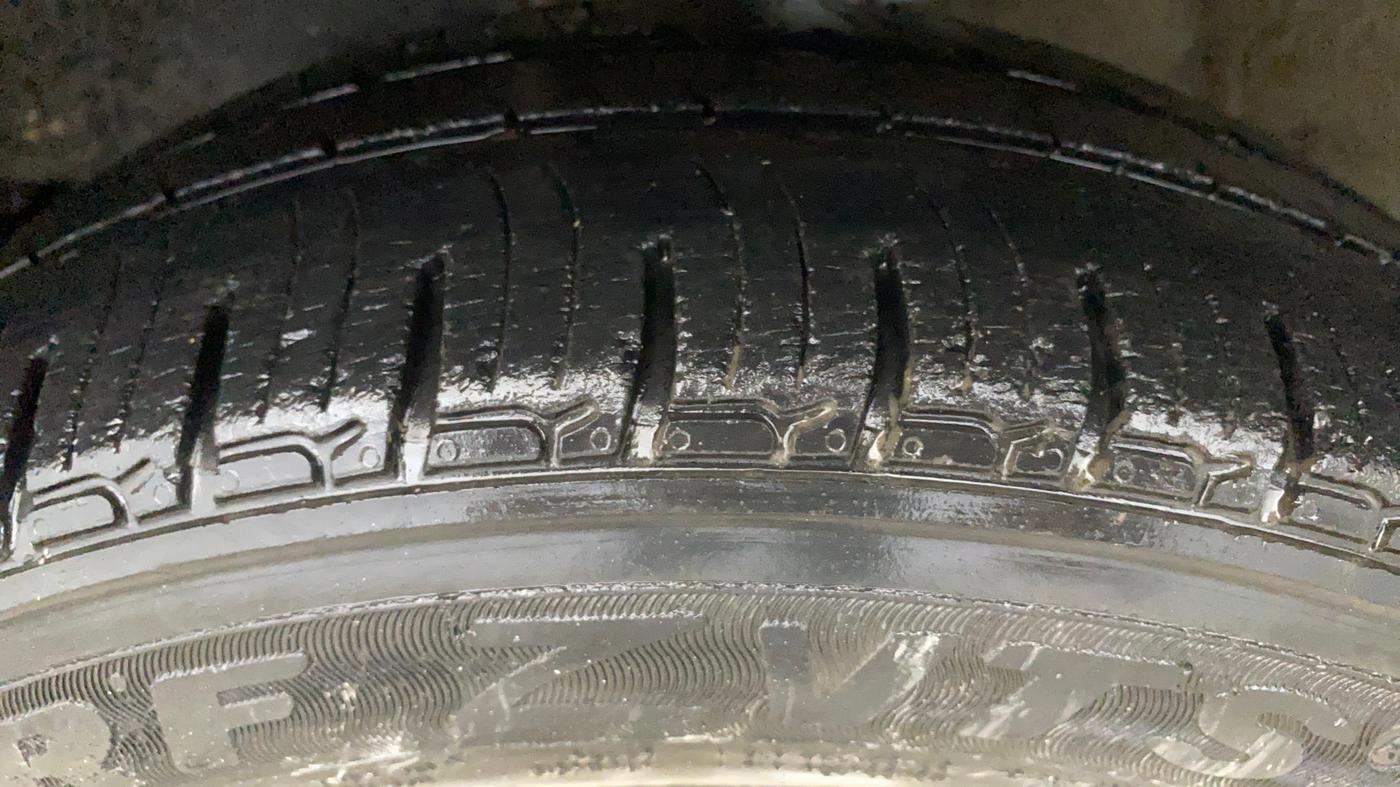 2016 Mahindra Kuv100 K8 5 STR, Petrol, Manual, 24,538 km, Left Front Tyre Tread