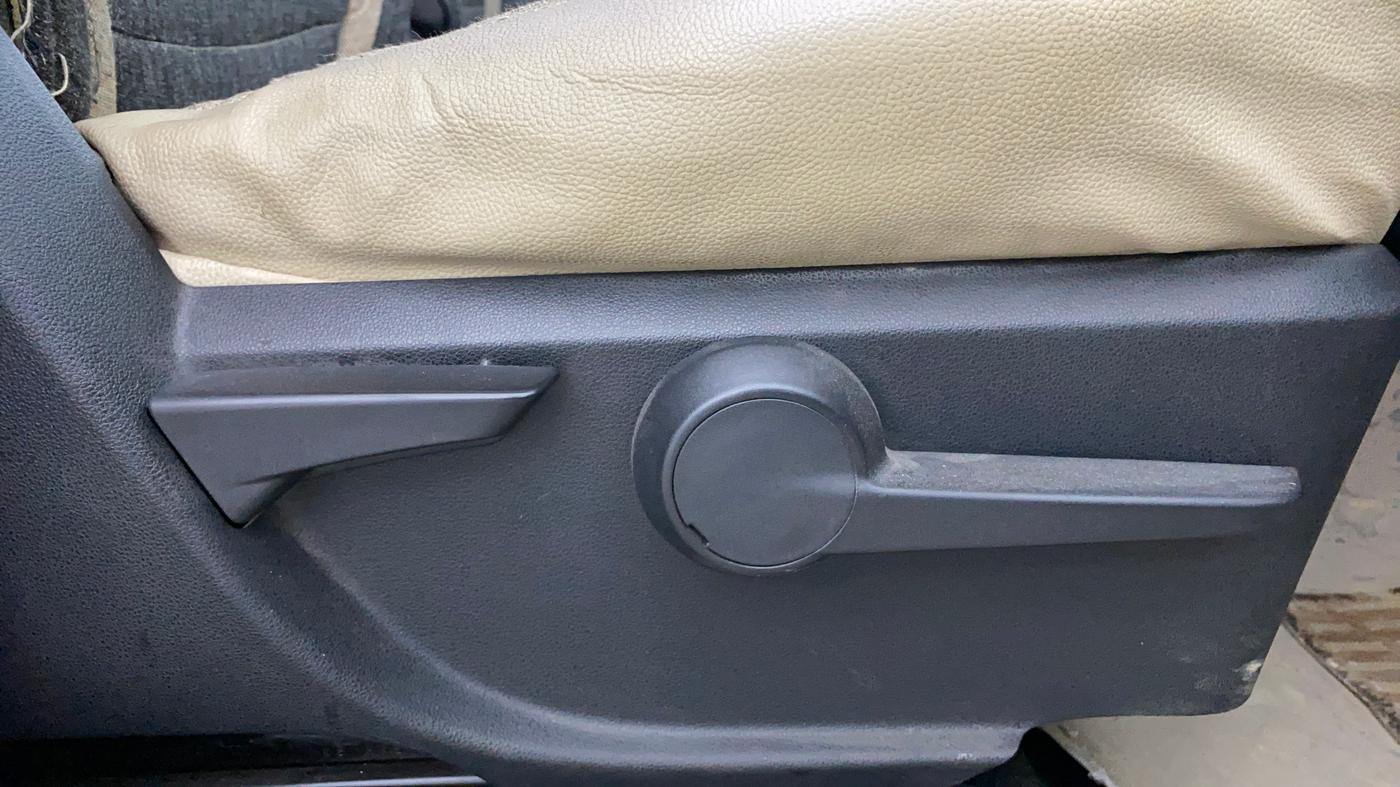2016 Mahindra Kuv100 K8 5 STR, Petrol, Manual, 24,538 km, Driver Side Adjustment Panel