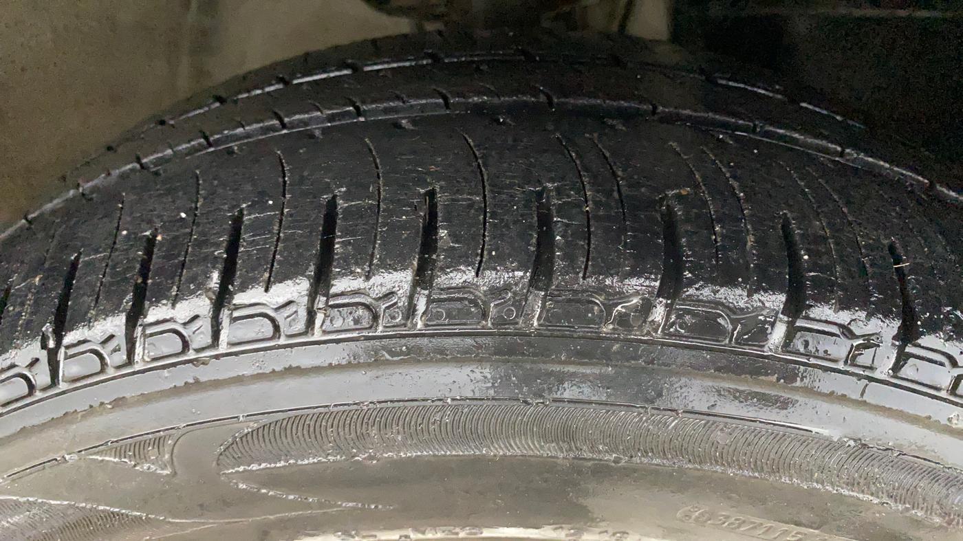 2016 Mahindra Kuv100 K8 5 STR, Petrol, Manual, 24,538 km, Right Front Tyre Tread