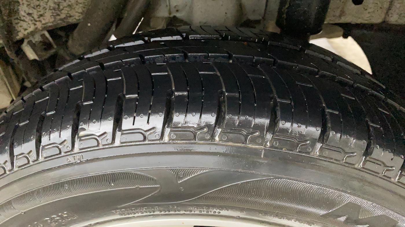 2016 Mahindra Kuv100 K8 5 STR, Petrol, Manual, 24,538 km, Left Rear Tyre Tread