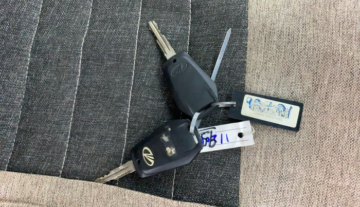 2016 Mahindra Kuv100 K8 5 STR, Petrol, Manual, 24,487 km, Key Close Up