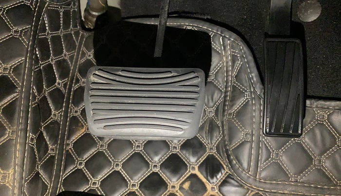 2021 Mahindra XUV700 AX 7 LUXURY D AT 7 STR, Diesel, Automatic, 92,703 km, Pedals