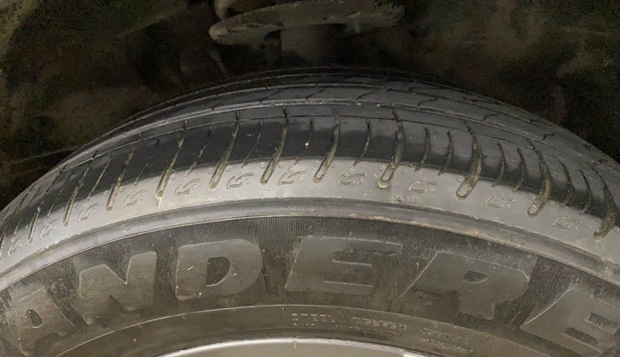 2021 Mahindra XUV700 AX 7 LUXURY D AT 7 STR, Diesel, Automatic, 92,703 km, Right Front Tyre Tread