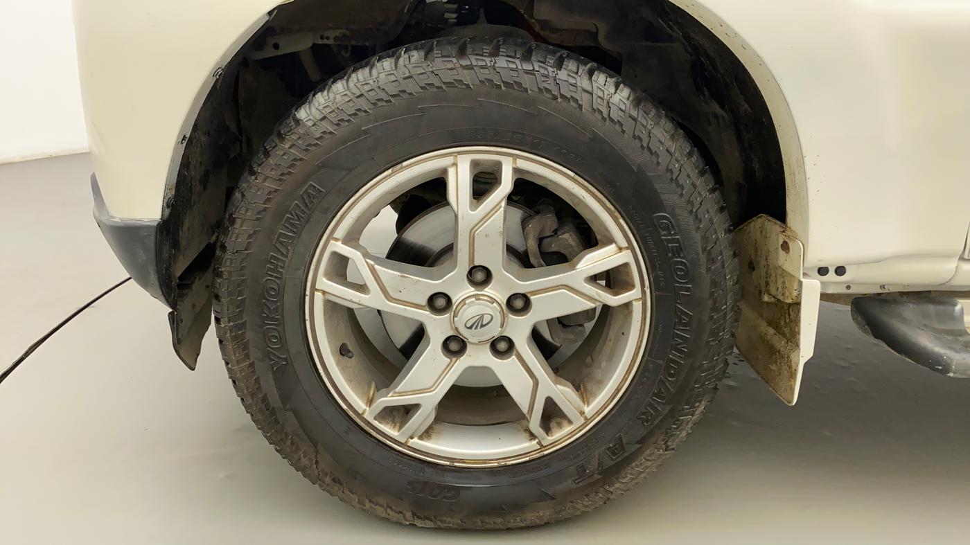 2017 Mahindra Scorpio S4 PLUS 1.99 INTELLI-HYBRID, Diesel, Manual, 84,345 km, Left Front Wheel