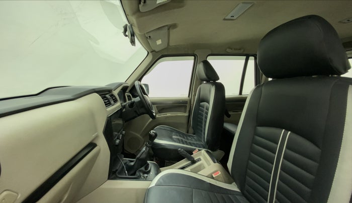 2017 Mahindra Scorpio S4 PLUS 1.99 INTELLI-HYBRID, Diesel, Manual, 84,345 km, Right Side Front Door Cabin
