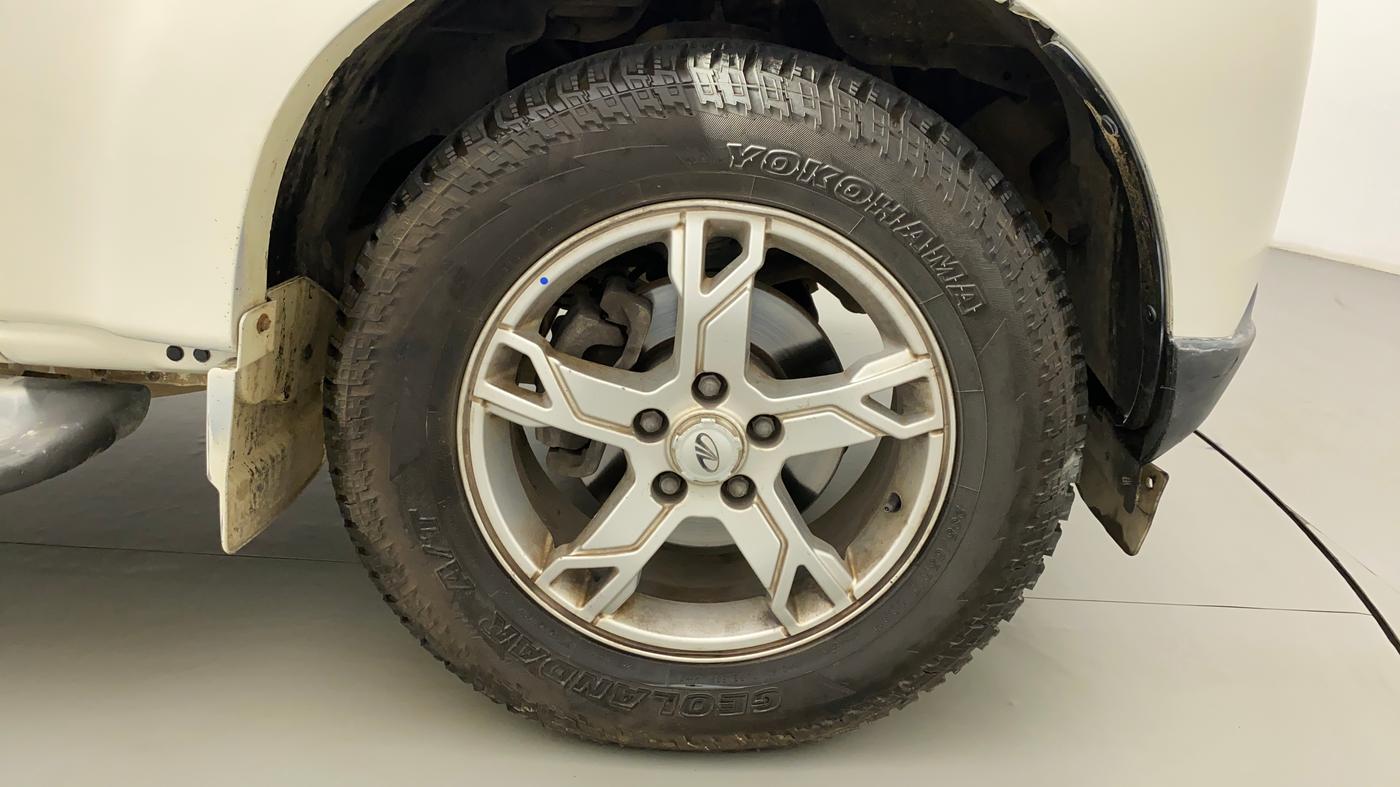 2017 Mahindra Scorpio S4 PLUS 1.99 INTELLI-HYBRID, Diesel, Manual, 84,345 km, Right Front Wheel
