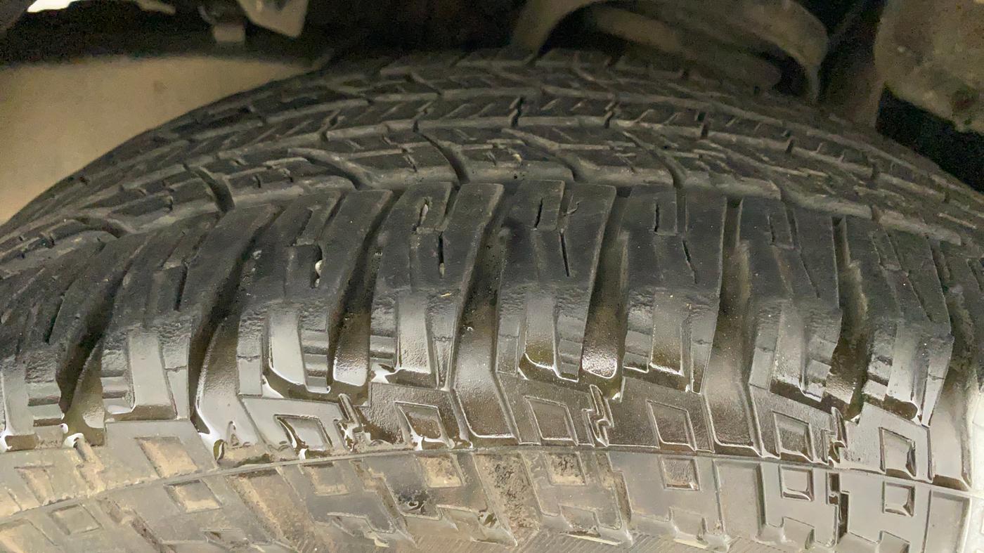 2017 Mahindra Scorpio S4 PLUS 1.99 INTELLI-HYBRID, Diesel, Manual, 84,345 km, Right Front Tyre Tread