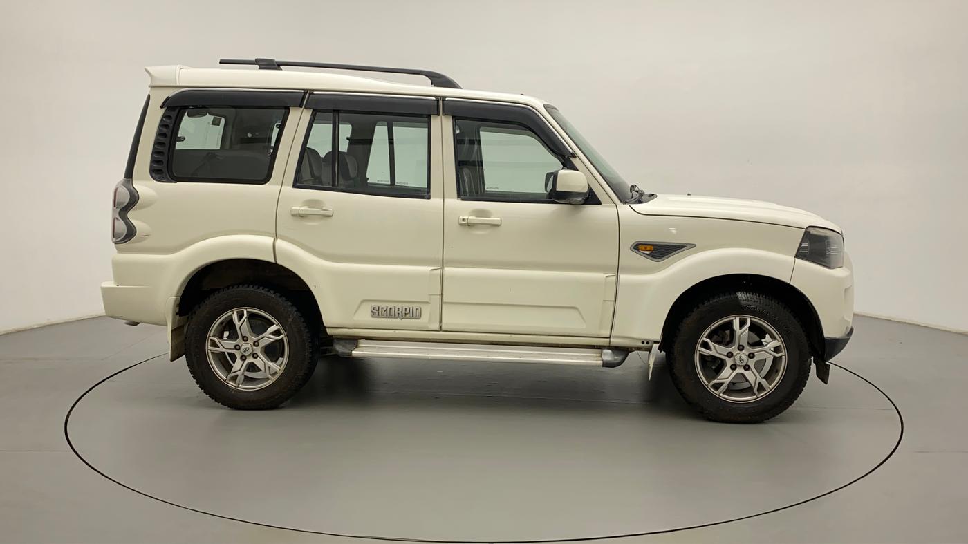 2017 Mahindra Scorpio S4 PLUS 1.99 INTELLI-HYBRID, Diesel, Manual, 84,345 km, Right Side View