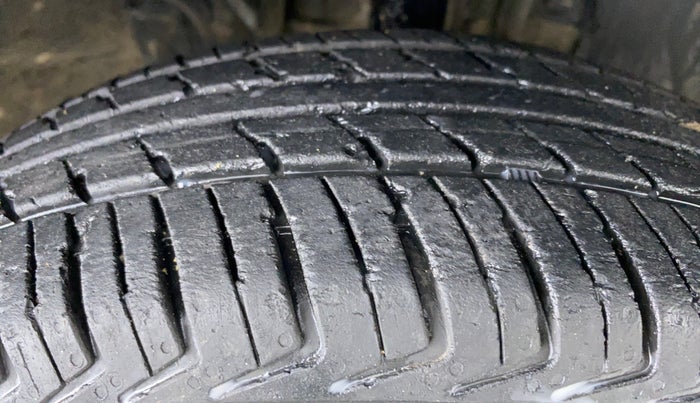 2016 Renault Kwid RXT, Petrol, Manual, 62,752 km, Right Front Tyre Tread