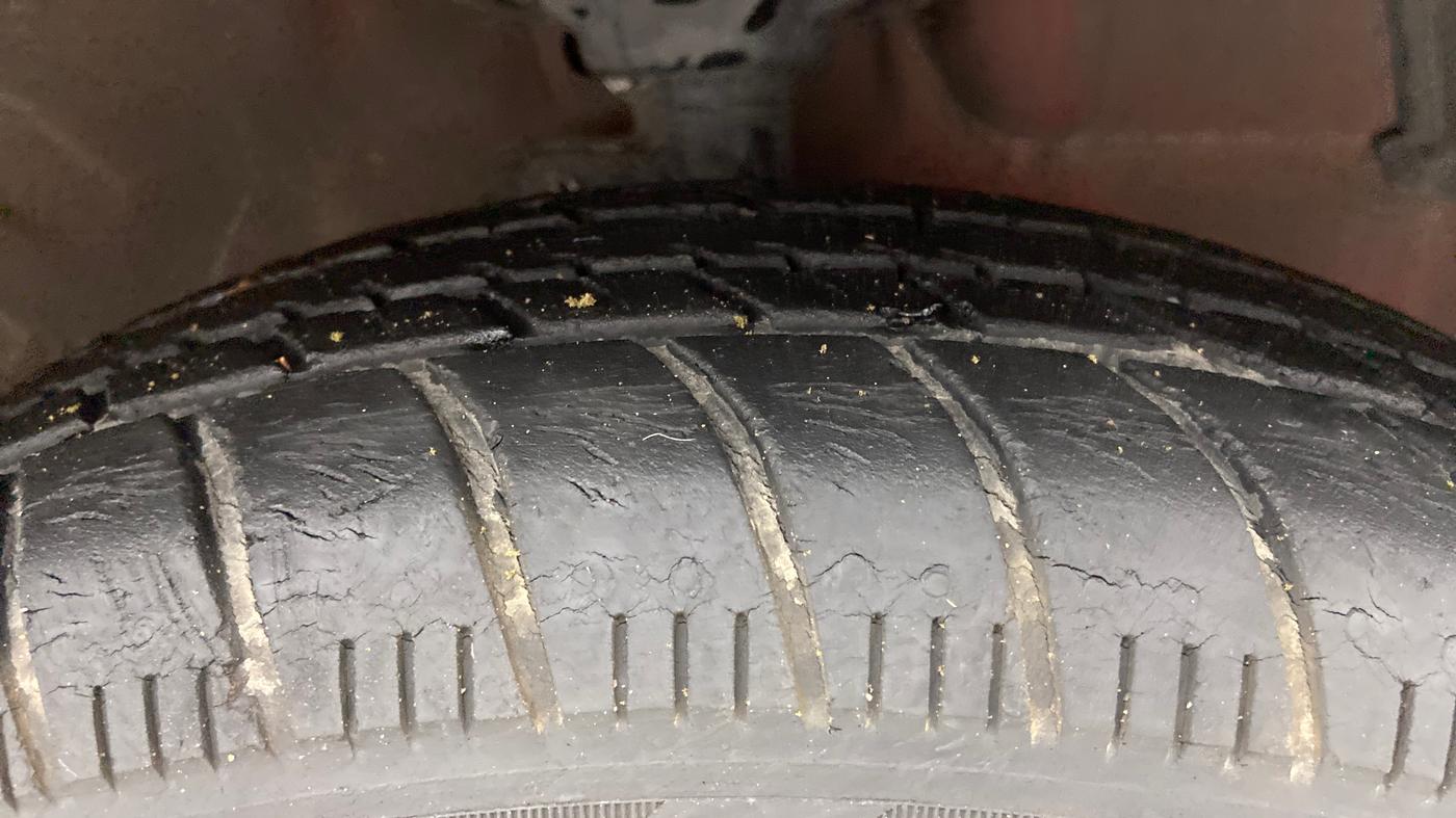 2014 Maruti Celerio VXI AMT, Petrol, Automatic, 27,921 km, Right Front Tyre Tread