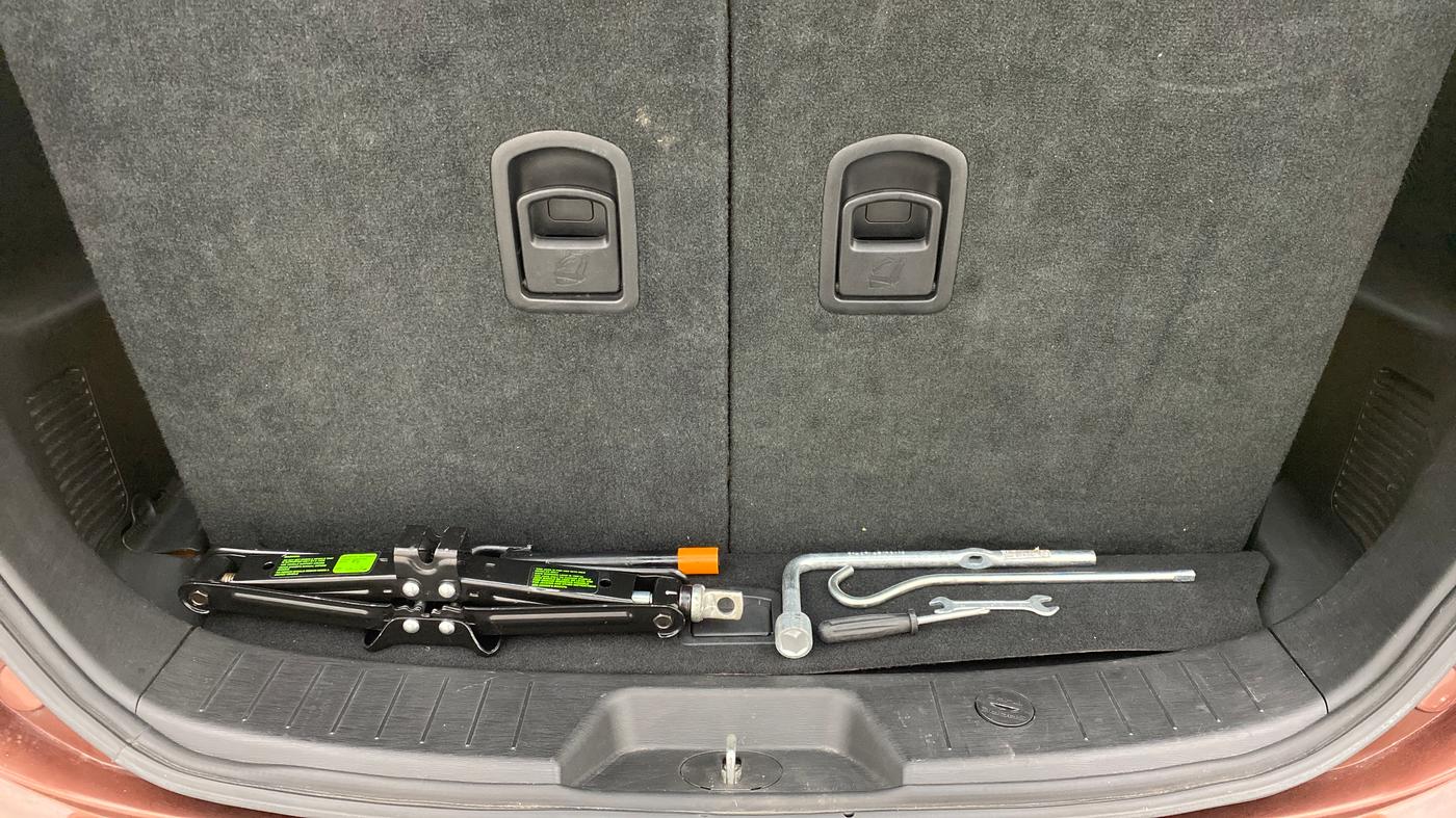 2018 Mahindra XUV500 W7 FWD, Diesel, Manual, 29,409 km, Boot Inside