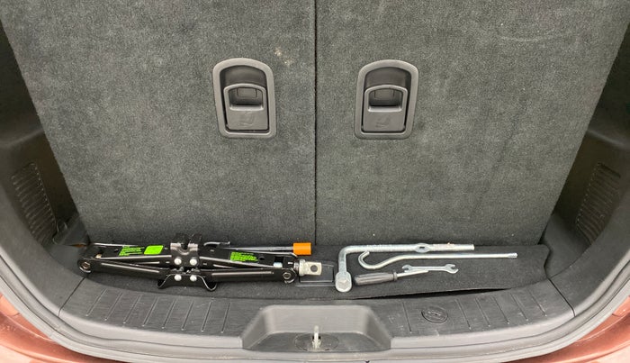 2018 Mahindra XUV500 W7 FWD, Diesel, Manual, 29,409 km, Boot Inside