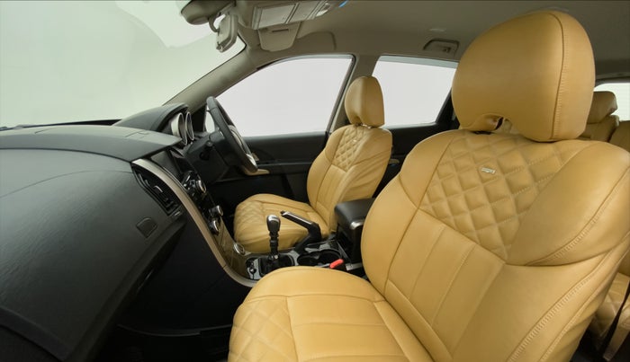 2018 Mahindra XUV500 W7 FWD, Diesel, Manual, 29,409 km, Right Side Front Door Cabin