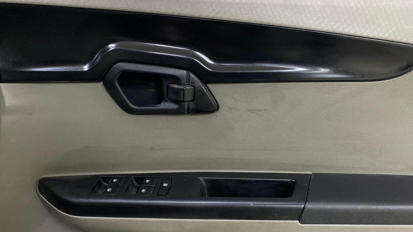 2016 Mahindra Kuv100 K4 D 6 STR, Diesel, Manual, 75,265 km, Driver Side Door Panels Control