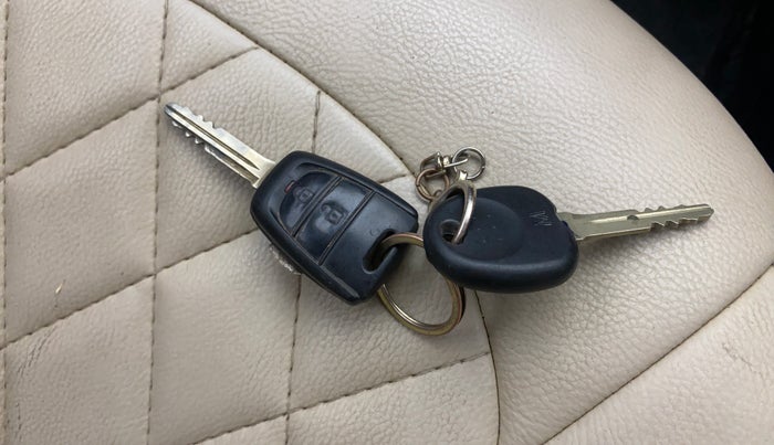 2018 Hyundai Grand i10 SPORTZ 1.2 KAPPA VTVT DUAL TONE, Petrol, Manual, 59,136 km, Key Close Up