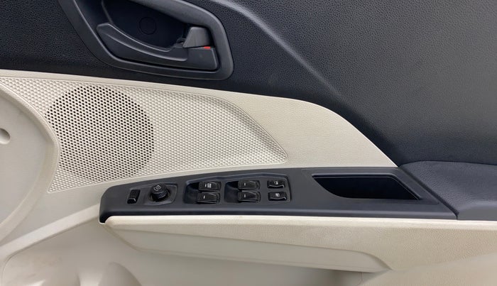 2024 Mahindra XUV 3XO MX1 1.2 L TCMPFi, Petrol, Manual, 6,906 km, Driver Side Door Panels Control