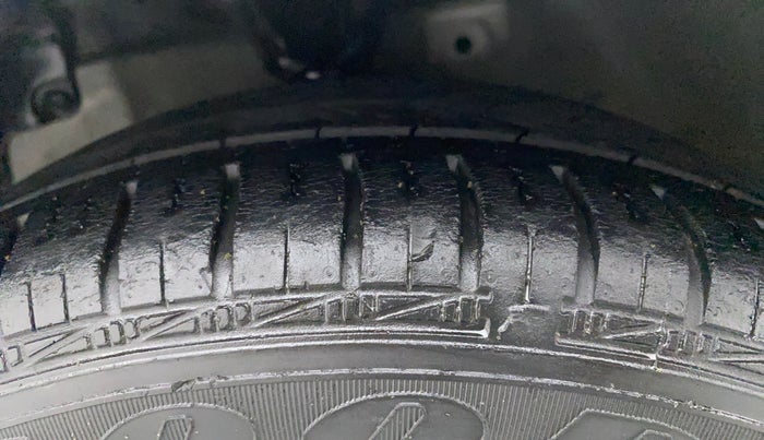 2017 Hyundai Eon MAGNA +, Petrol, Manual, 16,178 km, Left Front Tyre Tread