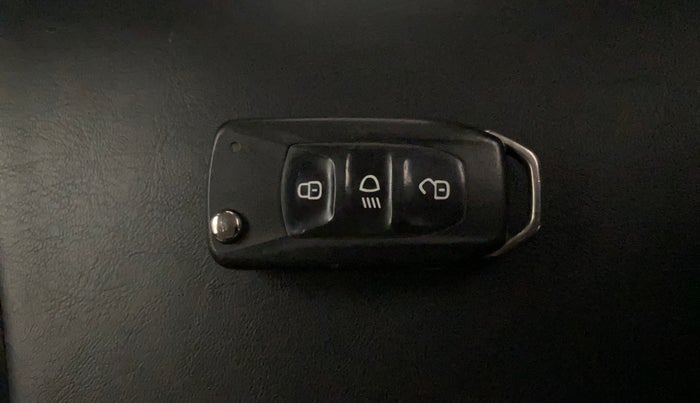 2021 Tata NEXON XMA SUNROOF PETROL, Petrol, Automatic, 33,081 km, Key Close Up