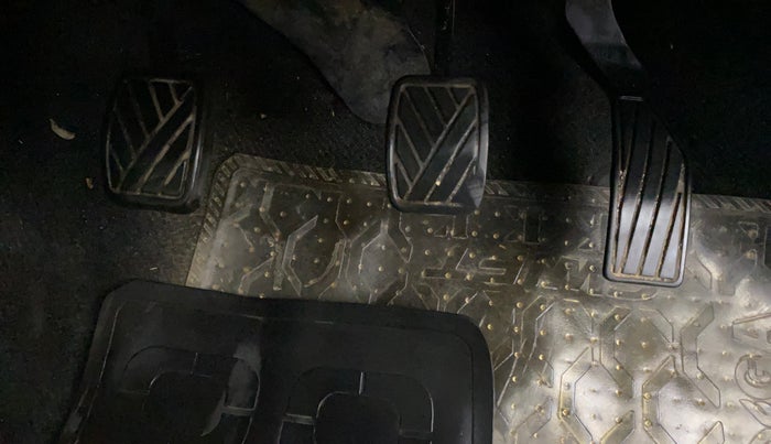 2015 Maruti Swift VXI, Petrol, Manual, 68,112 km, Pedals