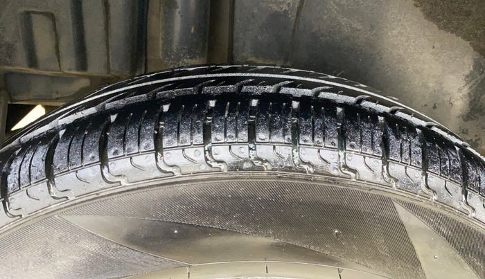 2015 Maruti Swift VXI, Petrol, Manual, 68,112 km, Right Rear Tyre Tread