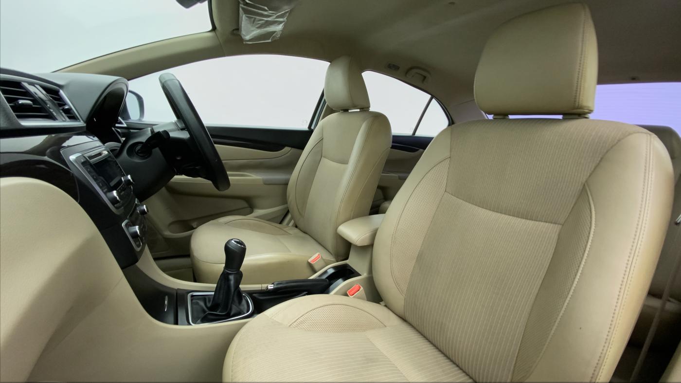 2015 Maruti Ciaz ZDI, Diesel, Manual, 45,115 km, Right Side Front Door Cabin