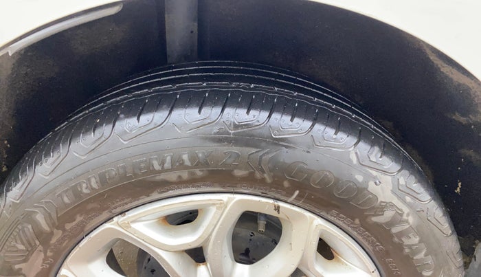 2016 Ford Ecosport TITANIUM 1.5L PETROL AT, Petrol, Automatic, 1,00,877 km, Right Rear Tyre Tread