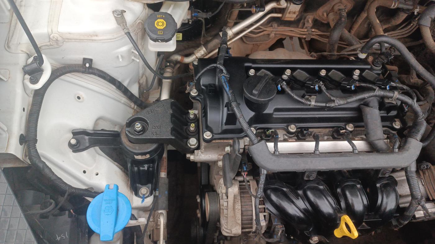 2022 Hyundai VENUE S+ 1.2, Petrol, Manual, 34,153 km, Engine View - Right