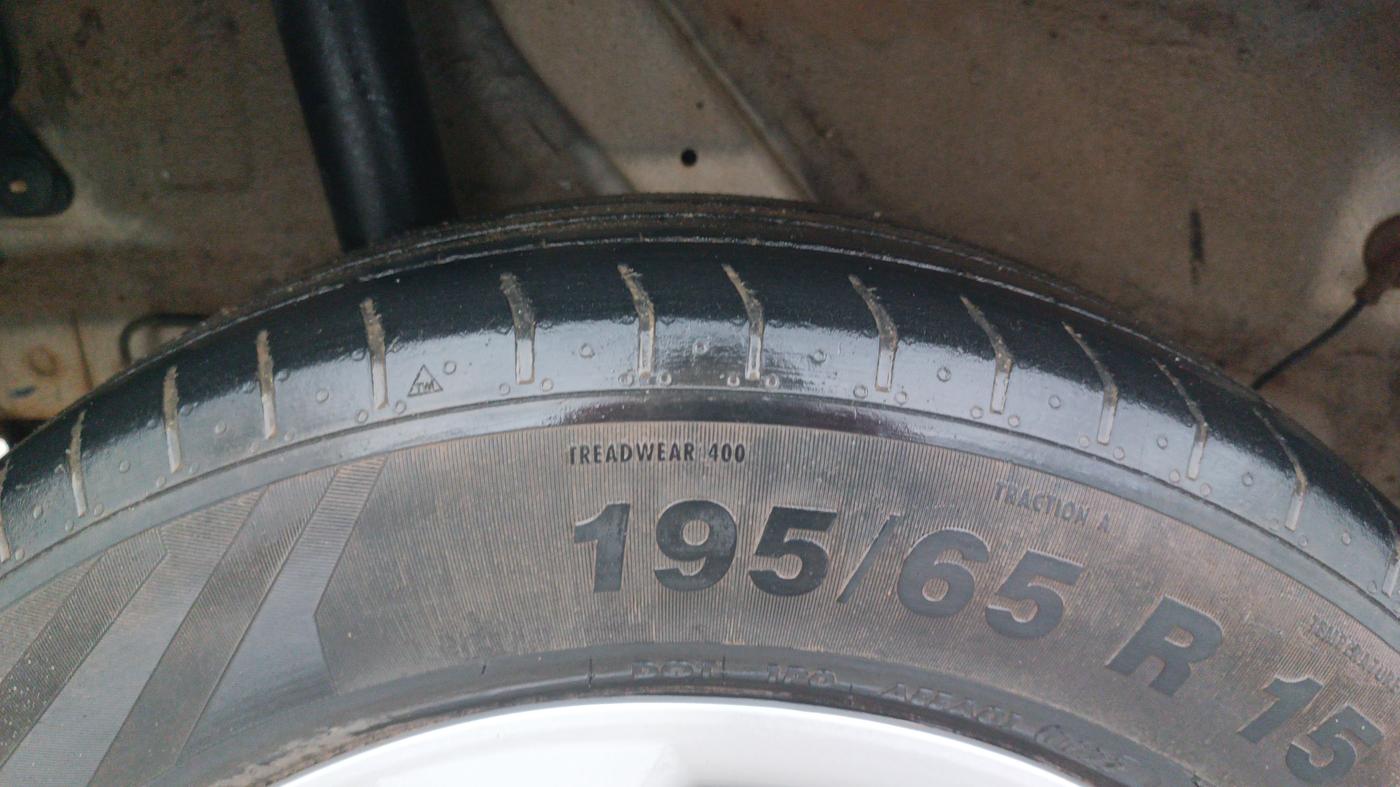 2022 Hyundai VENUE S+ 1.2, Petrol, Manual, 34,153 km, Right Rear Tyre Tread