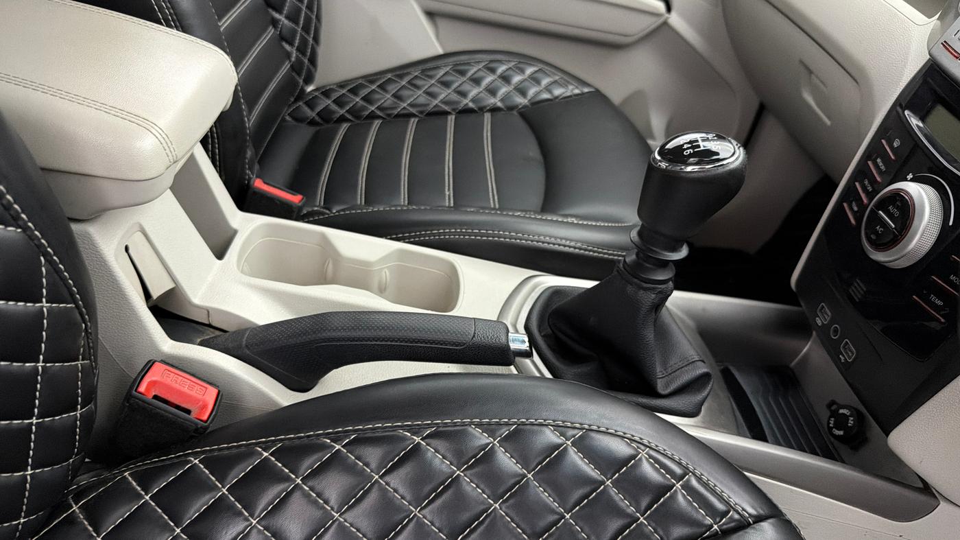 2023 Mahindra XUV300 W8 (O) 1.2 PETROL, Petrol, Manual, 48,101 km, Gear Lever