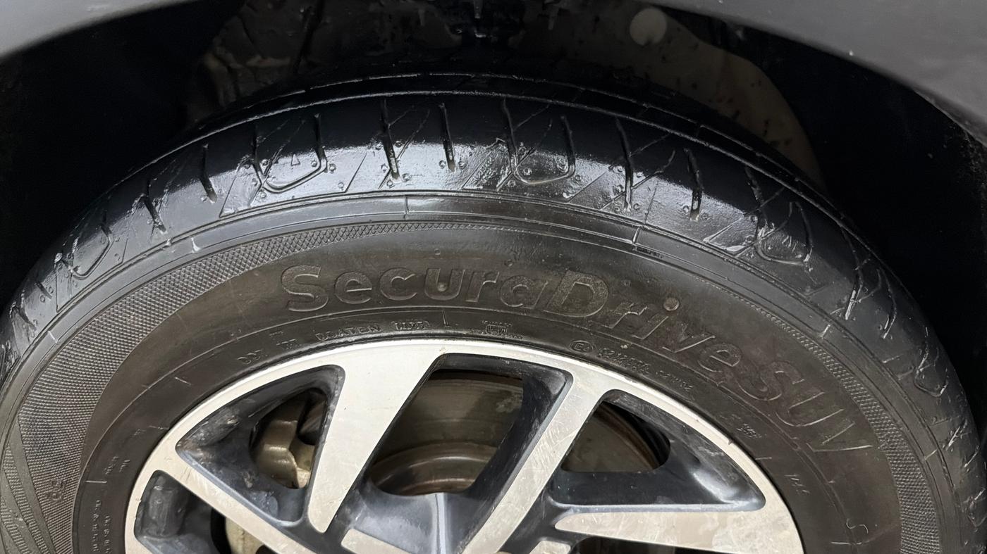 2023 Mahindra XUV300 W8 (O) 1.2 PETROL, Petrol, Manual, 48,101 km, Left Front Tyre Tread