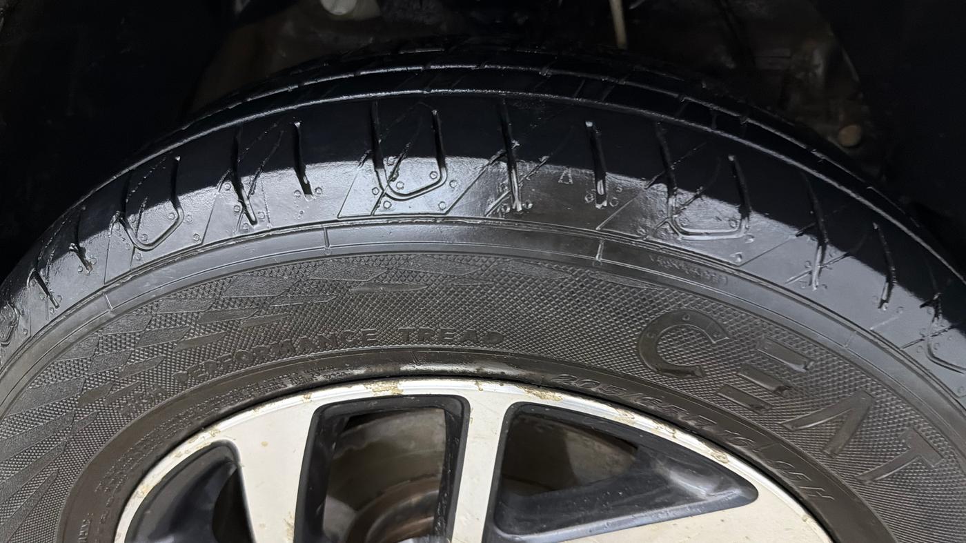 2023 Mahindra XUV300 W8 (O) 1.2 PETROL, Petrol, Manual, 48,101 km, Right Front Tyre Tread