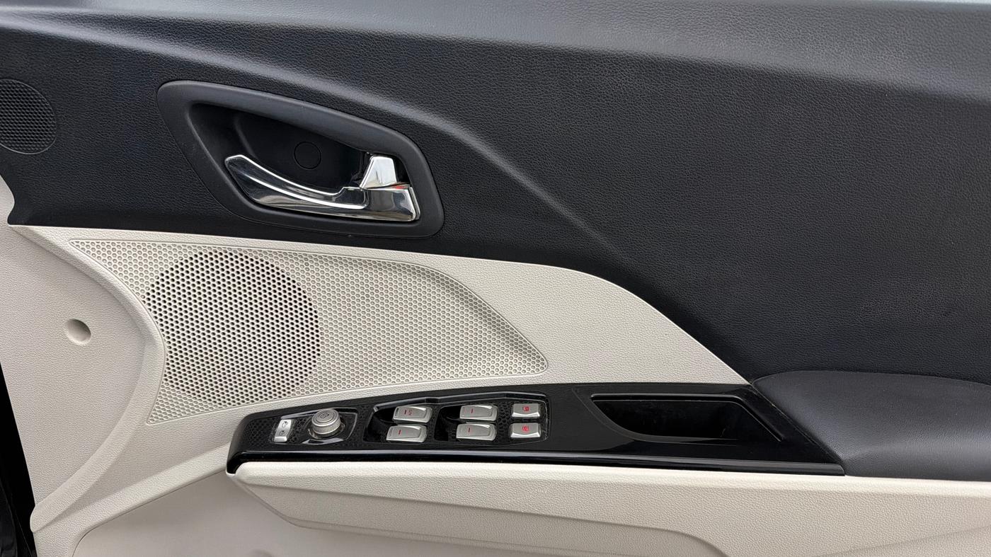 2023 Mahindra XUV300 W8 (O) 1.2 PETROL, Petrol, Manual, 48,101 km, Driver Side Door Panels Control