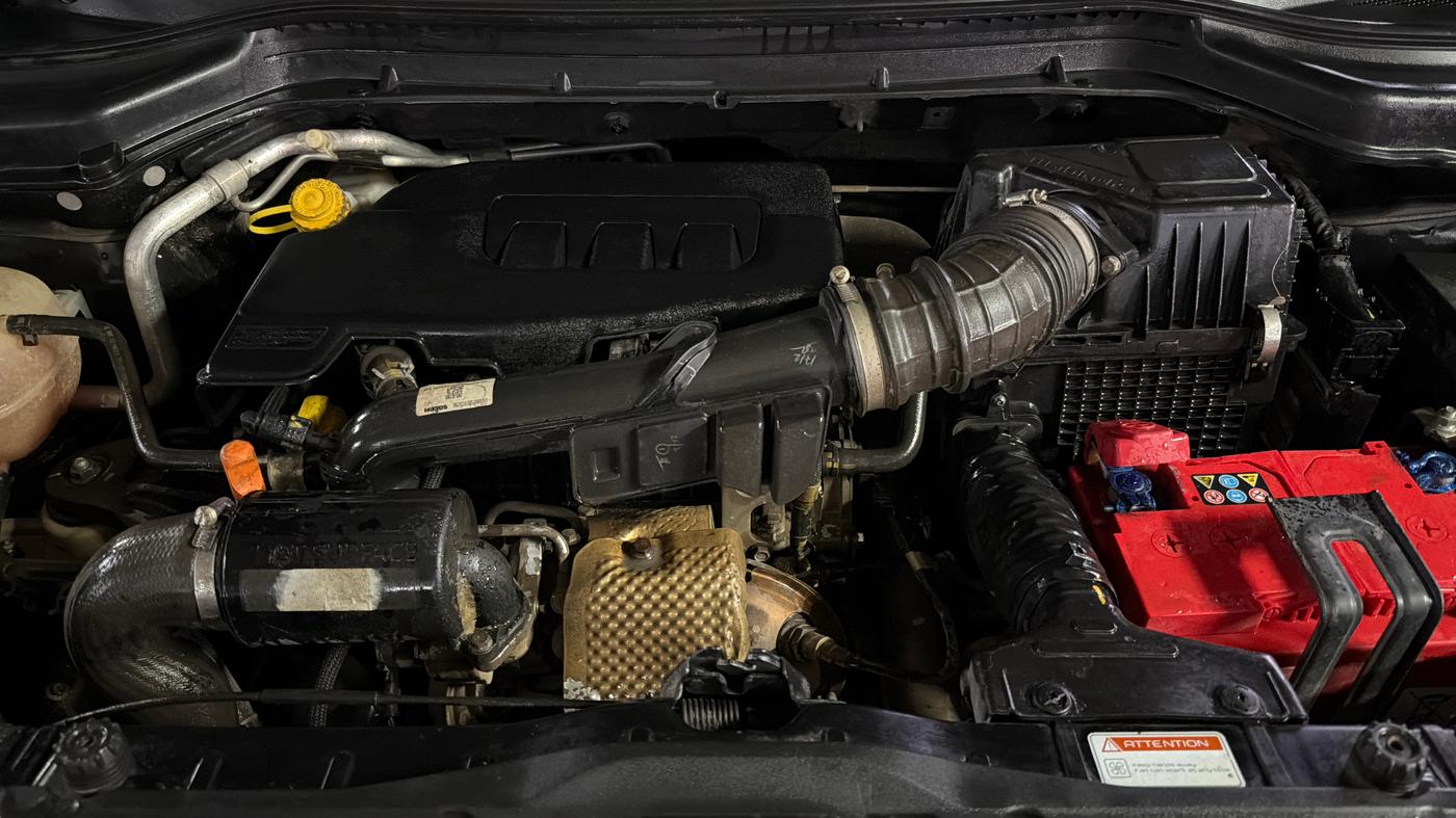 2023 Mahindra XUV300 W8 (O) 1.2 PETROL, Petrol, Manual, 48,101 km, Engine View