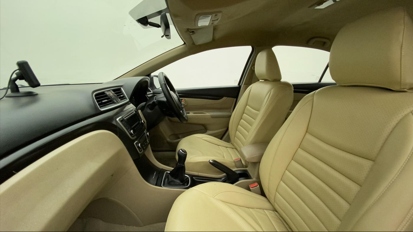 2016 Maruti Ciaz VXI+, Petrol, Manual, 53,544 km, Right Side Front Door Cabin