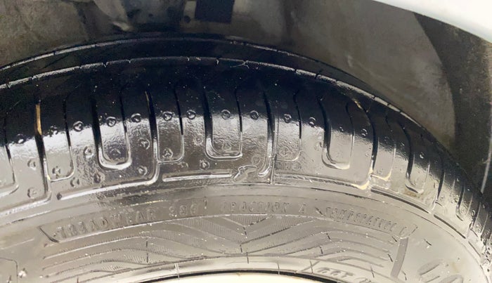 2013 Hyundai i10 MAGNA 1.1, CNG, Manual, 71,558 km, Left Front Tyre Tread