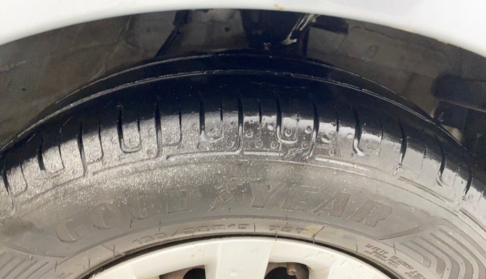 2013 Hyundai i10 MAGNA 1.1, CNG, Manual, 71,558 km, Right Front Tyre Tread
