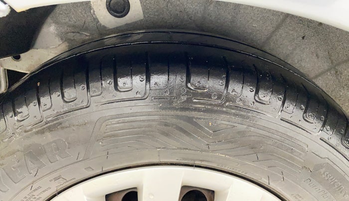 2013 Hyundai i10 MAGNA 1.1, CNG, Manual, 71,558 km, Right Rear Tyre Tread