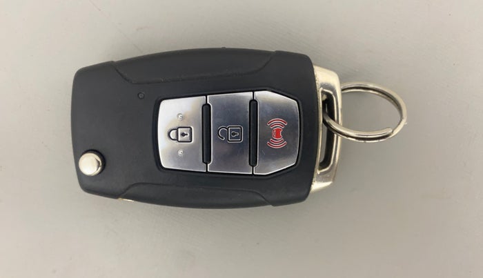 2019 Mahindra XUV300 W8 1.5 DIESEL, Diesel, Manual, 73,586 km, Key Close Up