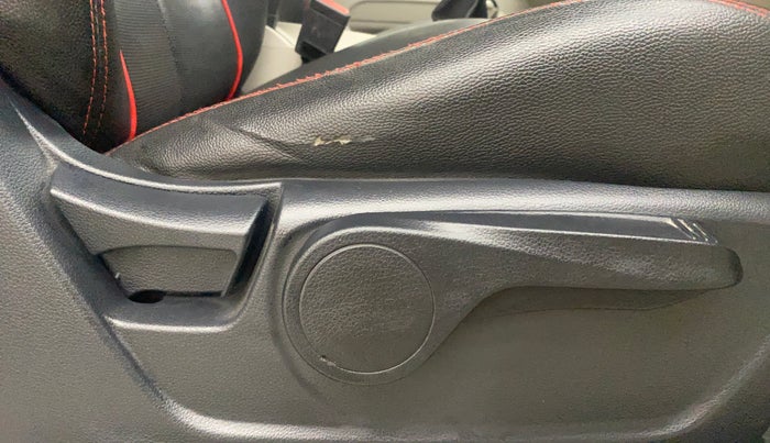 2019 Mahindra XUV300 W8 1.5 DIESEL, Diesel, Manual, 73,586 km, Driver Side Adjustment Panel
