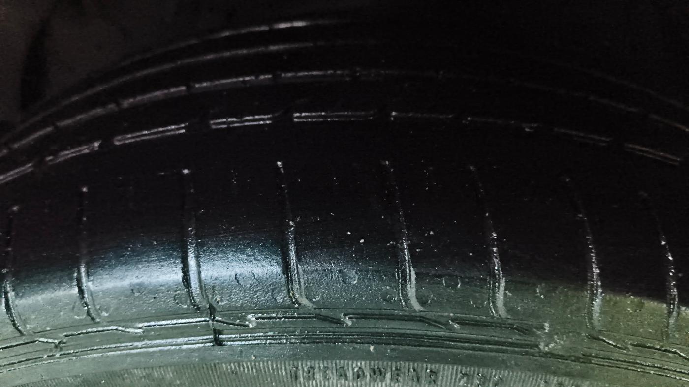 2023 Mahindra XUV300 W6 1.2 PETROL, Petrol, Manual, 36,754 km, Left Front Tyre Tread