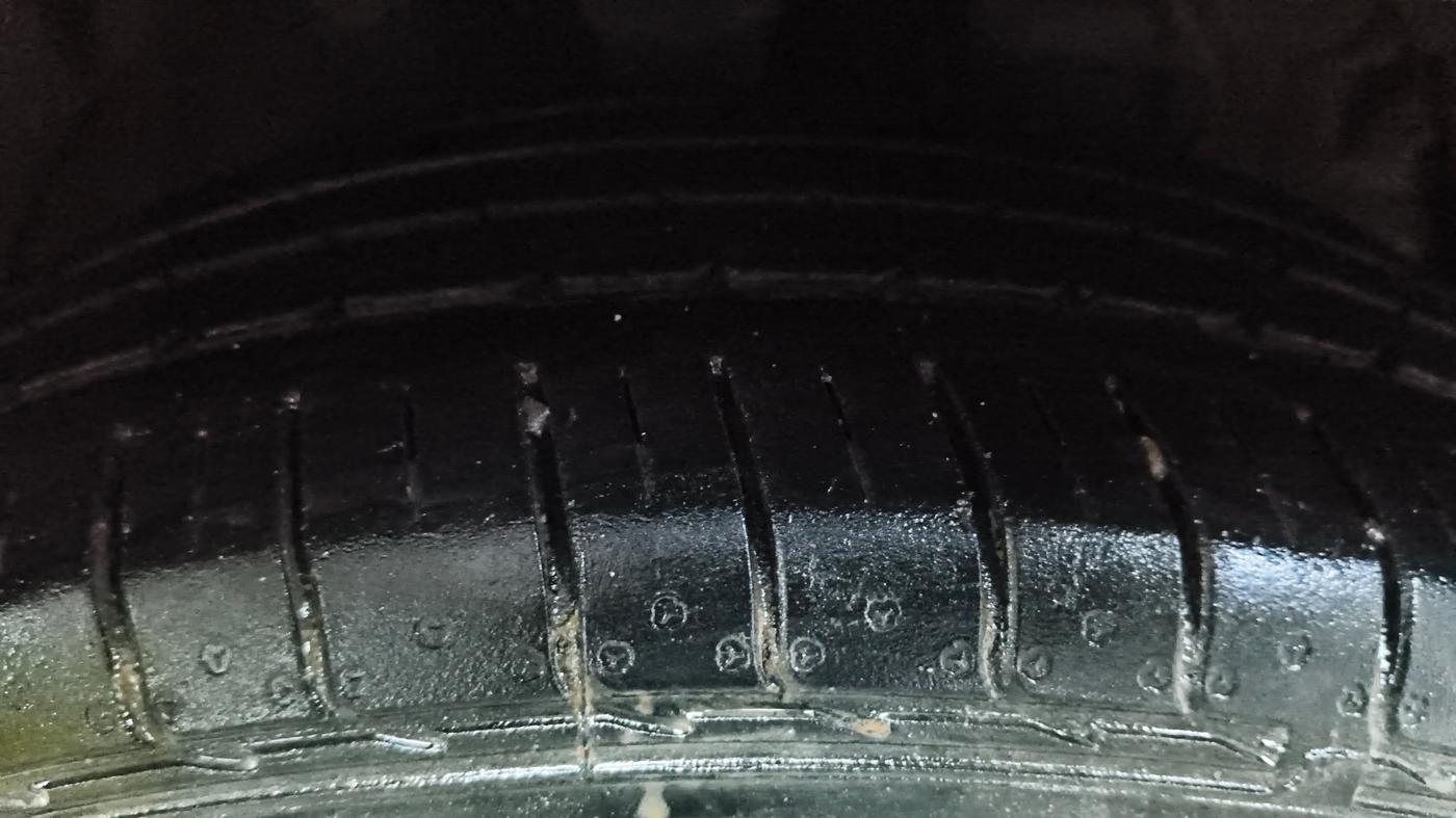 2023 Mahindra XUV300 W6 1.2 PETROL, Petrol, Manual, 36,754 km, Right Front Tyre Tread