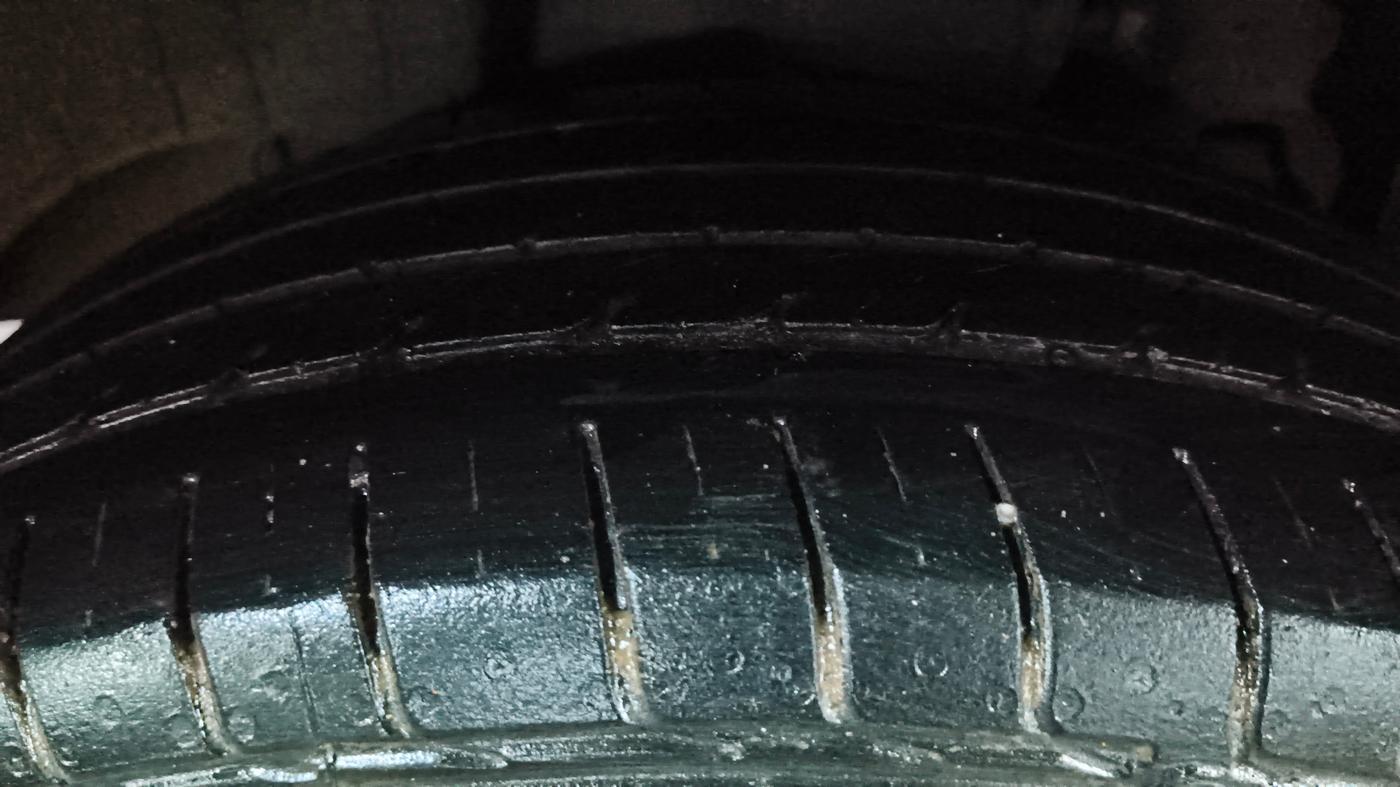 2023 Mahindra XUV300 W6 1.2 PETROL, Petrol, Manual, 36,754 km, Right Rear Tyre Tread
