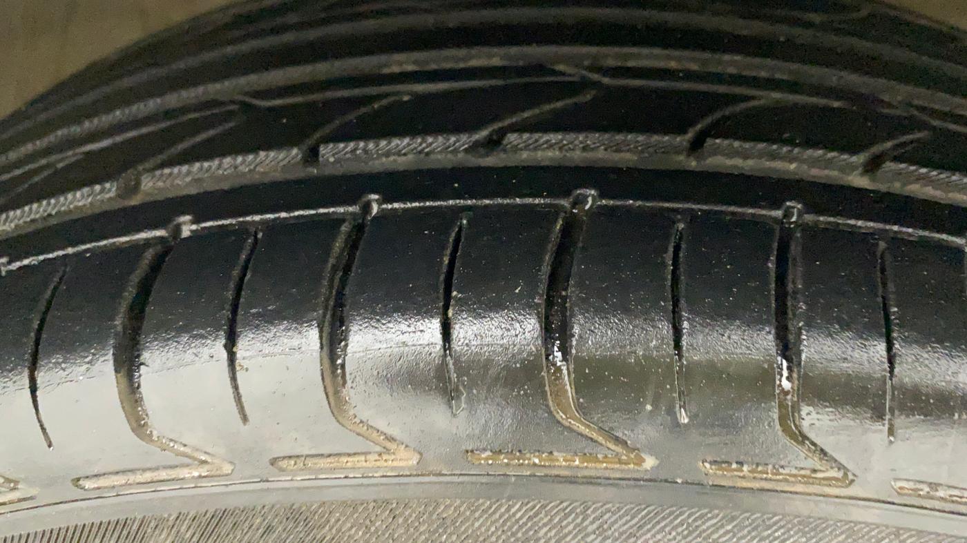 2018 Maruti Swift ZXI PLUS, CNG, Manual, 88,992 km, Right Front Tyre Tread