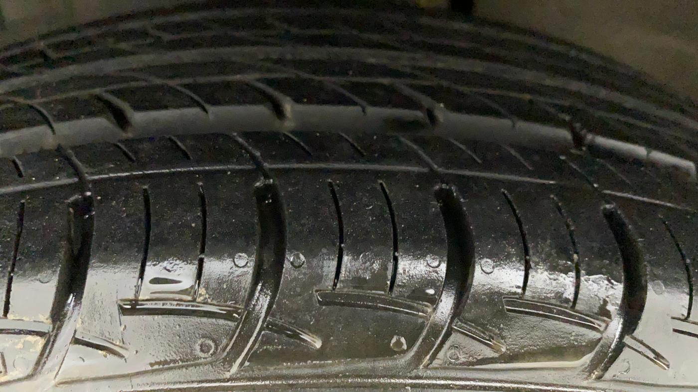 2016 Maruti Ertiga VXI ABS, Petrol, Manual, 38,683 km, Left Front Tyre Tread