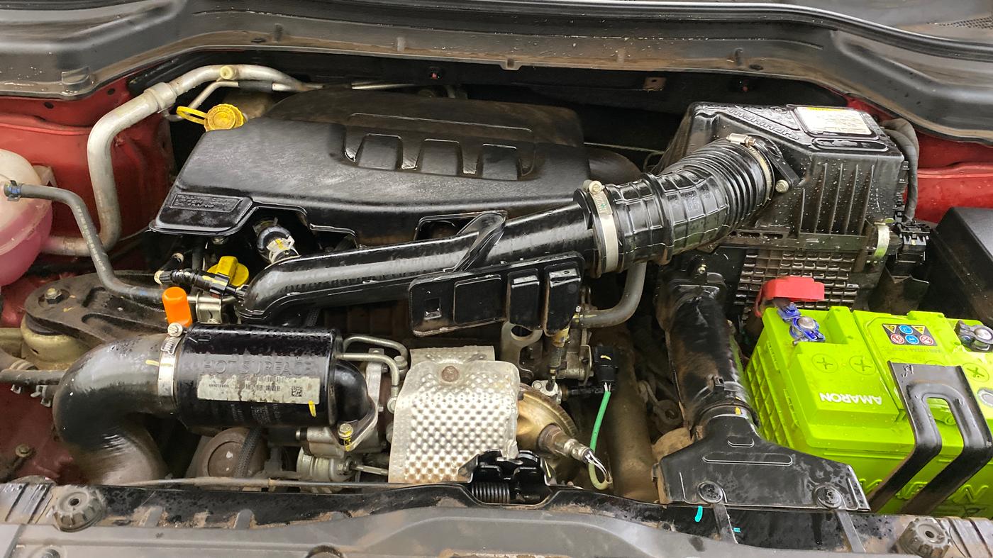 2022 Mahindra XUV300 W6 1.2 PETROL, Petrol, Manual, 22,804 km, Engine View