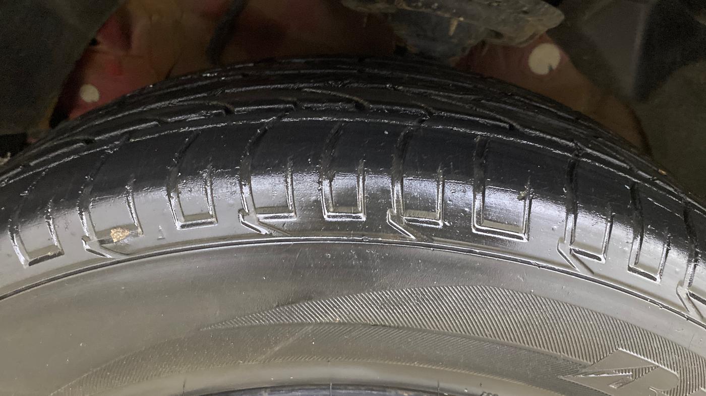 2022 Mahindra XUV300 W6 1.2 PETROL, Petrol, Manual, 22,804 km, Left Front Tyre Tread