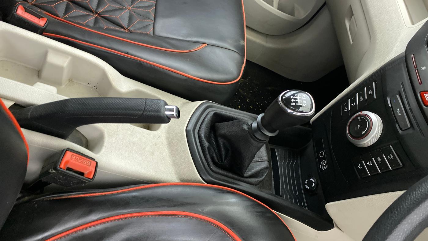 2022 Mahindra XUV300 W6 1.2 PETROL, Petrol, Manual, 22,804 km, Gear Lever