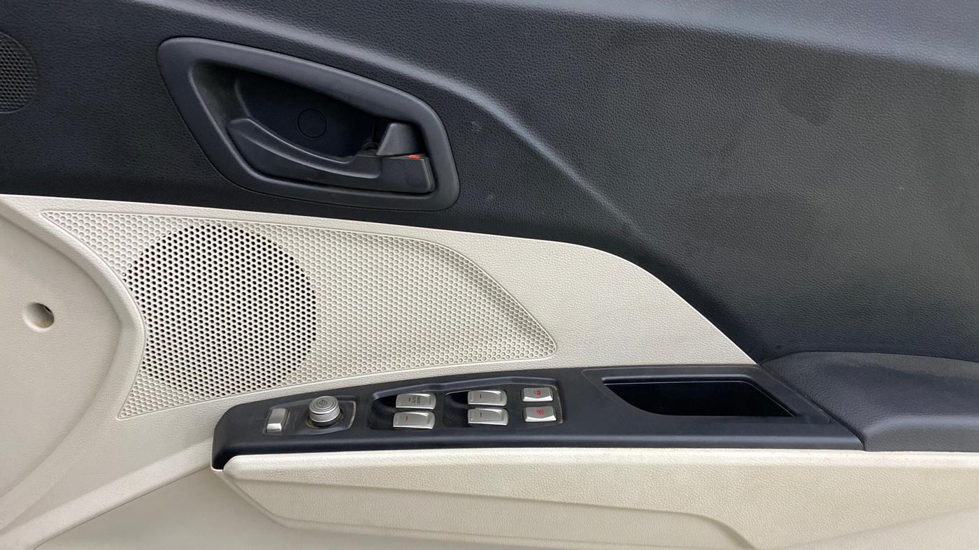 2022 Mahindra XUV300 W6 1.2 PETROL, Petrol, Manual, 22,804 km, Driver Side Door Panels Control