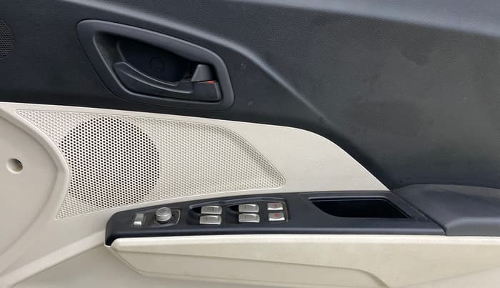2022 Mahindra XUV300 W6 1.2 PETROL, Petrol, Manual, 22,804 km, Driver Side Door Panels Control