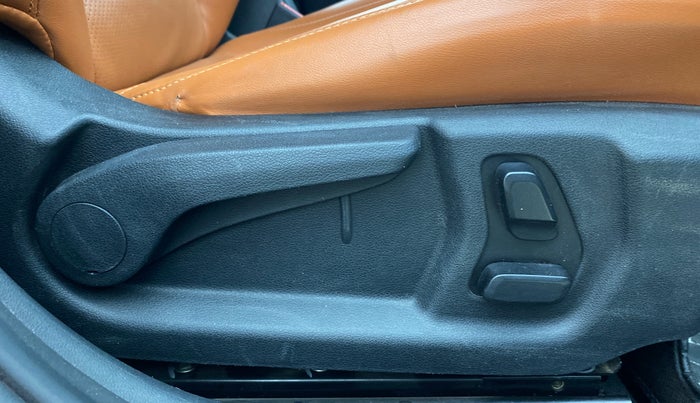 2024 Hyundai Verna SX (O) 1.5 MPI MT, Petrol, Manual, 29,076 km, Driver Side Adjustment Panel